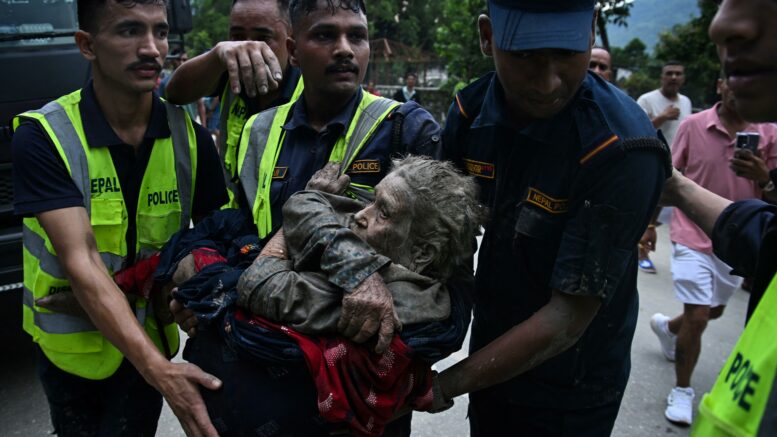 Alluvione in Nepal, almeno 165 morti e oltre 1.300 dispersi. USGS: “Collassato un ghiacciaio”