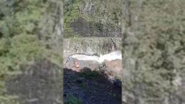 Alluvione in Nepal, operai di una diga rischiano di essere travolti dalla furia dell’acqua