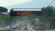 Viaggiano per 100 chilometri con il figlio morto in auto: pensavano che dormisse