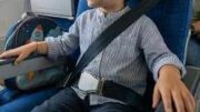 Bambino non vuole di allacciarsi la cintura prima del decollo, volo cancellato