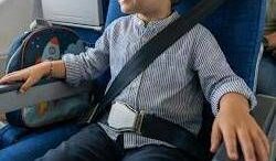 Bambino non vuole di allacciarsi la cintura prima del decollo, volo cancellato