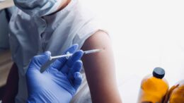 Vaccini ai bambini, tutti contro Trump: “Perderà guerra ai virus, nuovo ordine esecutivo una follia”