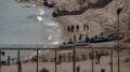 Ceuta, migranti a ridosso del confine: il Marocco li disperde con lacrimogeni e li trasferisce