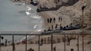 Ceuta, migranti a ridosso del confine: il Marocco li disperde con lacrimogeni e li trasferisce