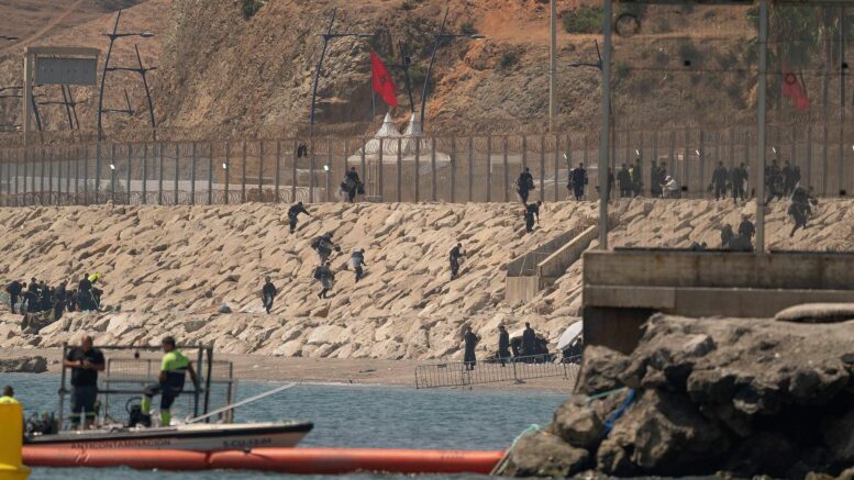 Marocco, tensione al confine: decine di migranti fermati vicino Ceuta