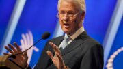 80 anni Bill Clinton, il cardiologo: “Dopo bypass dieta Veg e nuova vita, esempio per pazienti”