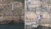 Paura a Polignano a Mare, turista resta bloccata sulla scogliera di Lama Monachile: voleva fare una foto