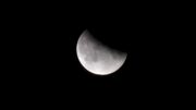 Eclissi di Luna, dalle ipotesi transilvaniche alle micro‑maree: i fake degli effetti sul corpo