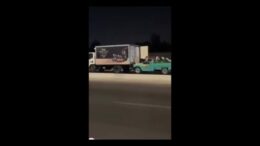 ‘Fast & Furious’ su un’autostrada egiziana, derubano un camion dal pick up in corsa
