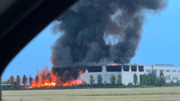 Maxi incendio a Finale Emilia, in fiamme capannone industriale. L’Ausl: “Finestre chiuse e condizionatori spenti”
