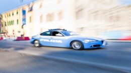 La Polizia di stato rintraccia ed arresta un 47enne di origini marocchine, ricercato in quanto destinatario di ordinanza di custodia cautelare in carcere, a seguito di numerosi episodi di furti commessi in città nelle scorse settimane.