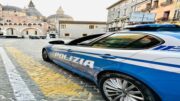 La Polizia di Stato blocca otto giovani “maranza”, sei minorenni e due neomaggiorenni, che nel parco antistante il centro commerciale di via Romana Aponense avevano accerchiato un 17enne, tentando di impossessarsi della collana d’oro che indossava