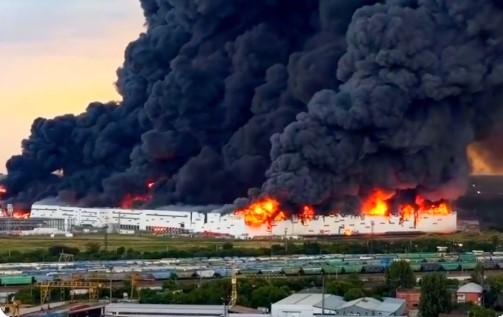 Droni ucraini in Russia, almeno due morti e incendi nei siti industriali: colpiti Wildberries e raffinerie