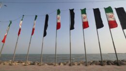 Iran, per Trump tre possibili strategie per battere Teheran. Araghchi: “Noi potenza invincibile”