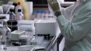 Melanoma, nuove speranze da vaccino sperimentale di Moderna e Merck: “Risultati promettenti”