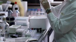 Melanoma, nuove speranze da vaccino sperimentale di Moderna e Merck: “Risultati promettenti”