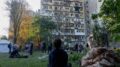 Ucraina, Mosca bombarda Kiev: 13 morti. Il sindaco: “Colpito ospedale pediatrico”. Zelensky: “Da parte del mondo non c’è giusta risposta”