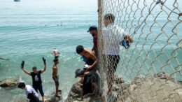 Ceuta, Daily Mail: “Folla di migranti grida Allah Akbar, scontri con polizia”