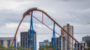 Chiudono le montagne russe del parco Six Flags in California: “Connesse a lesioni cerebrali, coma e decessi”