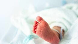Diventa mamma a 62 anni: “La mia famiglia non ci credeva”