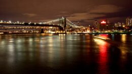 Si lancia nudo dal ponte di Brooklyn, sopravvissuto a volo di 85 metri – Guarda