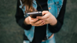 Lo smartphone fa bene, così aiuta il cervello: le 7 azioni quotidiane ‘consigliate’