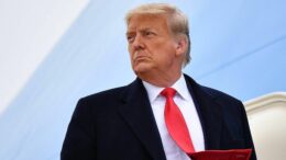 Migranti, negli Usa arrivi in calo ma Trump intensifica la sua offensiva con blitz Ice negli aeroporti e nei tribunali