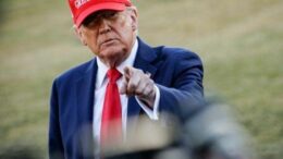 Usa, l’allarme degli ex 007: “Trump sta concentrando potere e indebolendo le istituzioni”