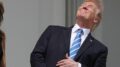 Trump, faccia a faccia con l’eclissi: occhi puntati al sole e niente occhiali