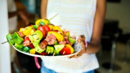 Come dimagrire senza contare le calorie e patire la fame? La lezione delle diete ‘veg’