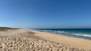 Vacanze al mare, l’effetto-trappola della sabbia: dalle passeggiate ai racchettoni ecco le insidie della vita da spiaggia