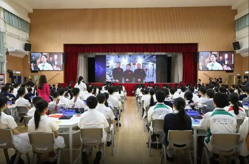 Cina, studenti a lezione di aerospazio con l’equipaggio della Shenzhou-23 Cina, studenti a lezione di aerospazio con l’equipaggio della Shenzhou-23