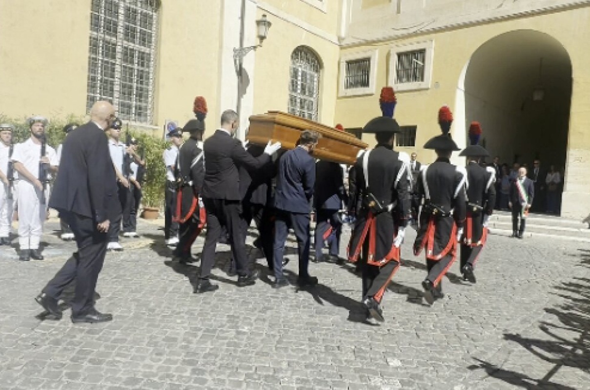 Camera ardente Bonino, il feretro della leader radicale arriva in Campidoglio Camera ardente Bonino, il feretro della leader radicale arriva in Campidoglio