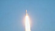La Cina lancia in orbita nove satelliti dalle acque al largo di Shanghai