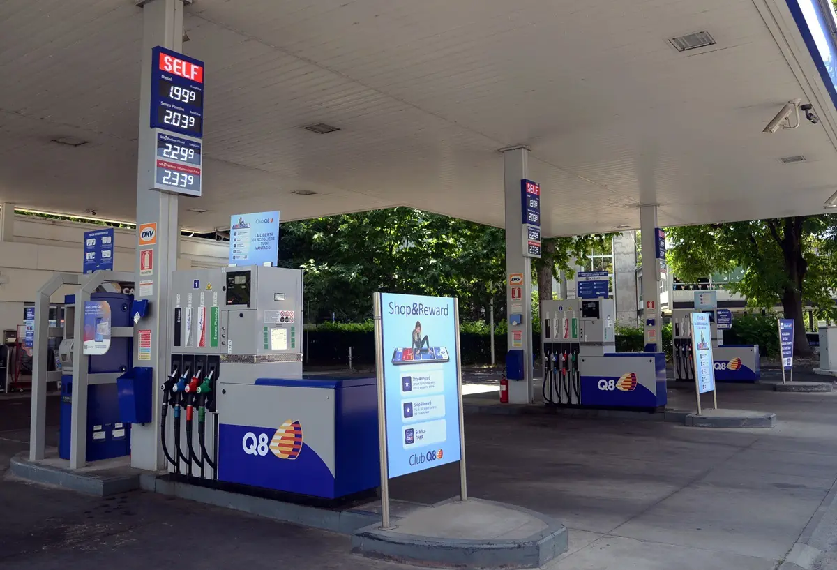 Carburanti, Q8 Italia fissa un tetto massimo ai prezzi per un mese da ottobre Carburanti, Q8 Italia fissa un tetto massimo ai prezzi per un mese da ottobre
