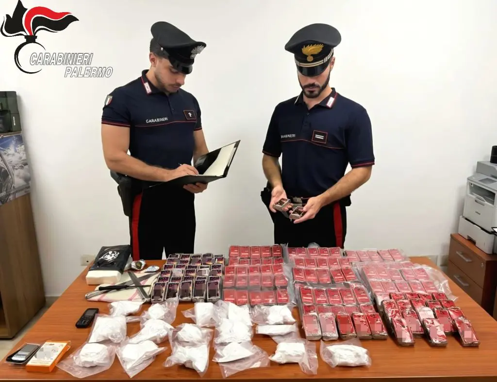 Sequestrati a Palermo 17 kg di droga nascosta in frigo, due arresti Sequestrati a Palermo 17 kg di droga nascosta in frigo, due arresti