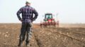 Gli offrono 700mila euro, ma un agricoltore rifiuta e non vende il suo terreno