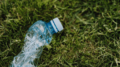 Comprano un terreno e costruiscono una casa… fatta di plastica