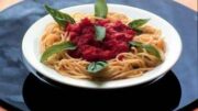 La guida senza tempo del cuoco alla pasta d’ispirazione mediterranea