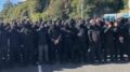 Gb, centinaia di manifestanti incappucciati bloccano Dover: “Fermate le barche dei migranti”