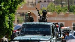 Houthi lanciano attacchi contro siti sensibili a Riad e impianti petroliferi a Yanbu in Arabia Saudita