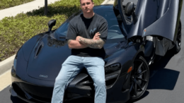 Finisce con la sua McLaren contro un albero e l’auto prende fuoco: morto a 27 anni l’influencer James Wehr