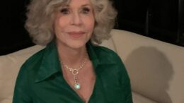 Jane Fonda contro Trump: “Tempi spaventosi e pericolosi negli Usa, fermiamo l’autoritarismo”