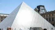 Louvre, appendono due quadri nella sala della Gioconda. Arrestati due tedeschi: “Stavamo scherzando”
