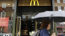 Era commesso al McDonald’s, 50 anni dopo… apre sei ristoranti