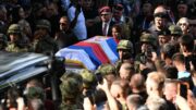 Serbia, migliaia a Belgrado per i funerali di Mladic. Ue: “Era un criminale”