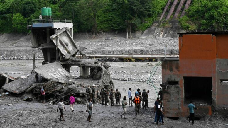 Nepal, cittadino cinese estratto vivo da un tunnel a 10 giorni dall’alluvione
