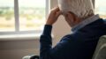 La pensione non gli basta, a 74 anni torna a lavorare come fattorino