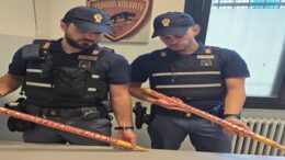 La Polizia di Stato sventa all’Arcella una spedizione punitiva: cinque bengalesi, armati di mazze da cricket, si stavano recando ai Giardini San Carlo per aggredire un cittadino pakistano che aveva poco prima aggredito un loro connazionale, già noto