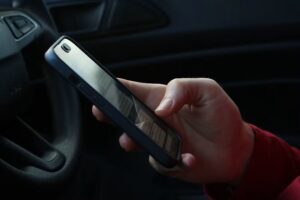 Prima di vedere un’auto usata: i controlli online che possono evitare una visita inutile